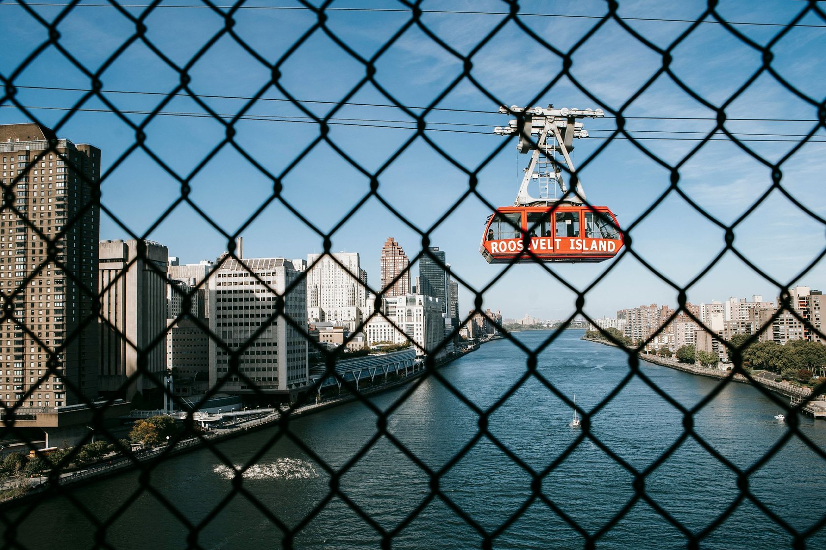 Teleférico Roosevelt Island pasando por encima del rio Hudson